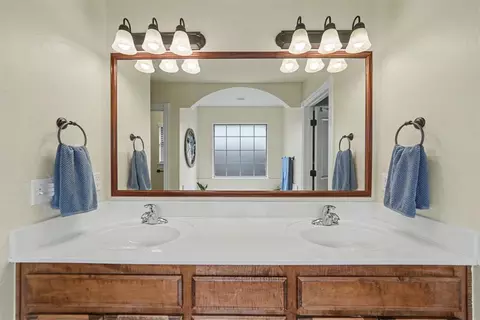 Bath - 808 Sheryl Ln, Altus, OK 73521 photo 3 of 7