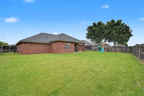 Exterior - 808 Sheryl Ln, Altus, OK 73521 photo 4 of 5