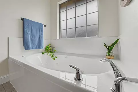 Bath - 808 Sheryl Ln, Altus, OK 73521 photo 2 of 7
