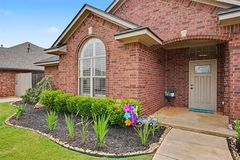 Exterior - 808 Sheryl Ln, Altus, OK 73521 photo 3 of 5