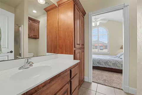 Bath - 808 Sheryl Ln, Altus, OK 73521 photo 4 of 7