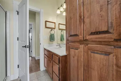 Bath - 808 Sheryl Ln, Altus, OK 73521 photo 5 of 7