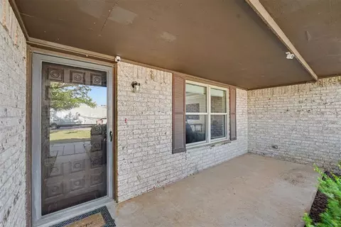 Exterior - 717 Windsor Dr, Altus, OK 73521 photo 3 of 5