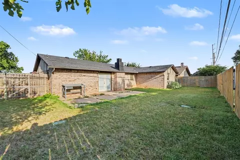 Exterior - 717 Windsor Dr, Altus, OK 73521 photo 4 of 5