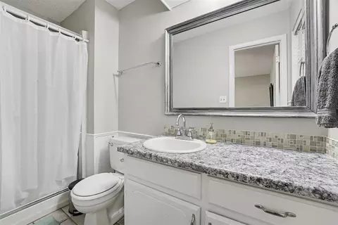Bath - 717 Windsor Dr, Altus, OK 73521 photo 1 of 3
