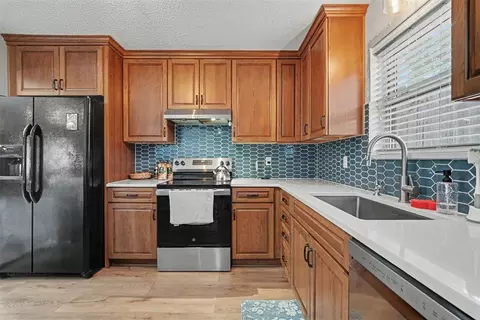 Kitchen - 717 Windsor Dr, Altus, OK 73521 photo 3 of 5