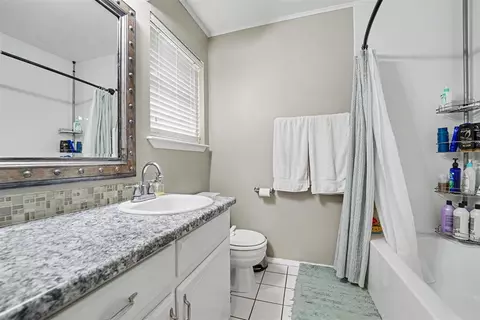 Bath - 717 Windsor Dr, Altus, OK 73521 photo 2 of 3
