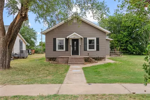 614 N 3rd St, Okeene, OK 73763