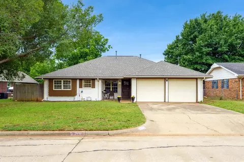 2401 Ridgewood Dr, Moore, OK 73160