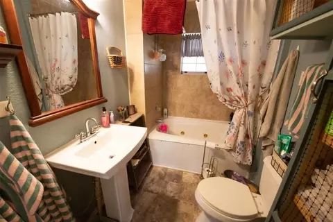 Bath - 300 S Cedar Ave, Erick, OK 73645 photo 1 of 1