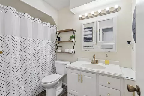 Bath - 313 Cherryvale Rd, Edmond, OK 73003 photo 2 of 4