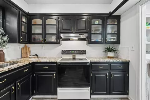 Kitchen - 313 Cherryvale Rd, Edmond, OK 73003 photo 1 of 3