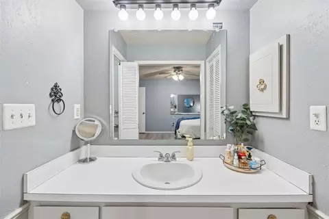 Bath - 313 Cherryvale Rd, Edmond, OK 73003 photo 3 of 4