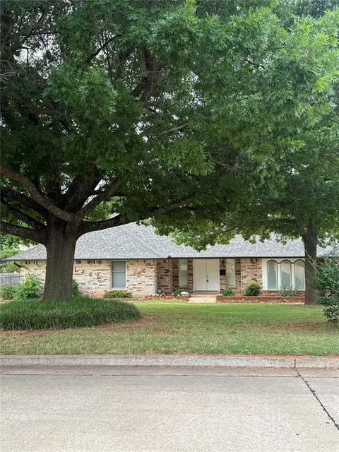 1746 W David Dr, Mustang, OK 73064