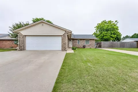 817 SE 9th St, Moore, OK 73160