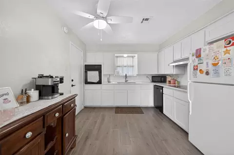 Kitchen - 1304 E Boyd St, Norman, OK 73071 photo 1 of 2