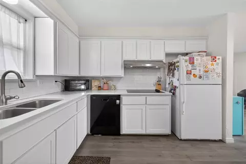 Kitchen - 1304 E Boyd St, Norman, OK 73071 photo 2 of 2