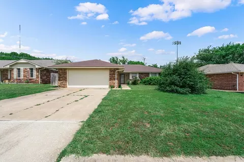 2012 E Hills Dr, Moore, OK 73160