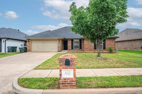 447 Oregon Trl, Edmond, OK 73003
