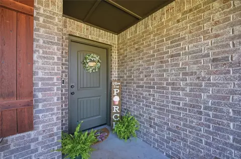 Exterior - 279 Timber Ln, Harrah, OK 73045 photo 5 of 8