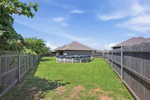 Exterior - 279 Timber Ln, Harrah, OK 73045 photo 7 of 8