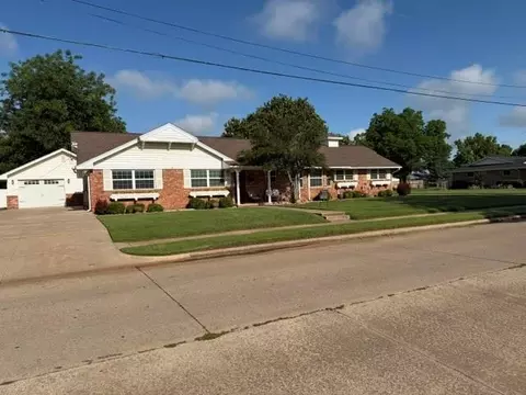 302 SW 10th St, Lindsay, OK 73052