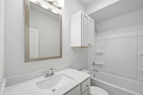 Bath - 1723 Elm Cir, Tuttle, OK 73089 photo 6 of 7