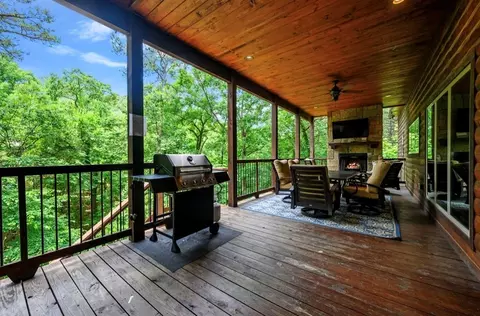 Exterior - 207 Lonely Maple Trl, Broken Bow, OK 74728 photo 6 of 10