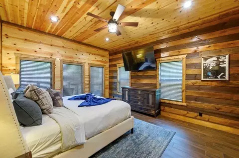 Bedroom - 207 Lonely Maple Trl, Broken Bow, OK 74728 photo 6 of 7