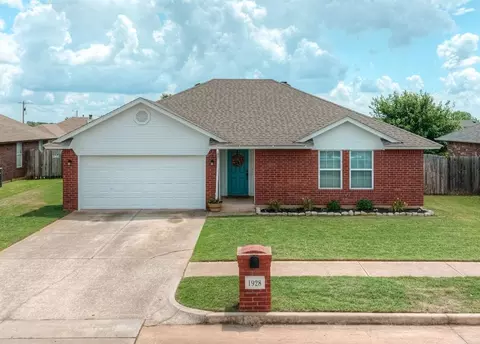 1928 Parkside Dr, Moore, OK 73160