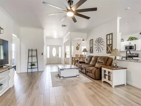 Living - 17656 Deer Trl, Mcloud, OK 74851 photo 4 of 4