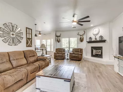 Living - 17656 Deer Trl, Mcloud, OK 74851 photo 2 of 4