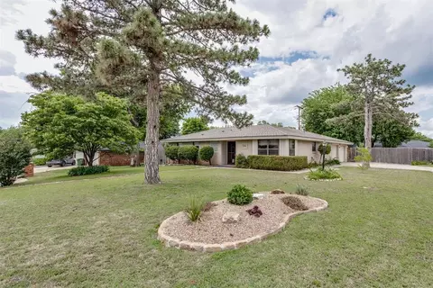 704 Vick Cir, Yukon, OK 73099