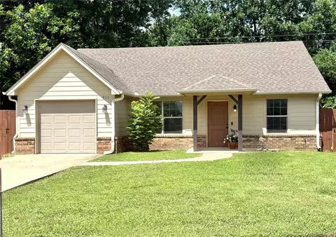 923 N Summer Tree Dr, Ada, OK 74820