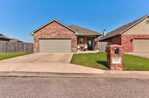 1113 Golden Leaf Dr, Moore, OK 73160