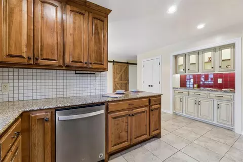 Kitchen - 313 E Clegern Ave, Edmond, OK 73034 photo 2 of 4