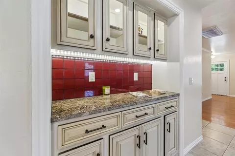 Kitchen - 313 E Clegern Ave, Edmond, OK 73034 photo 3 of 4