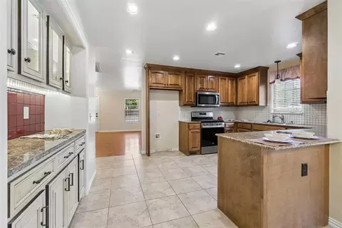 Kitchen - 313 E Clegern Ave, Edmond, OK 73034 photo 4 of 4