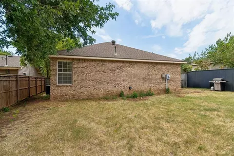 Exterior - 313 E Clegern Ave, Edmond, OK 73034 photo 6 of 6