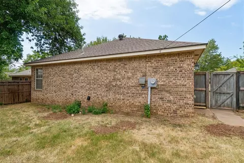 Exterior - 313 E Clegern Ave, Edmond, OK 73034 photo 4 of 6