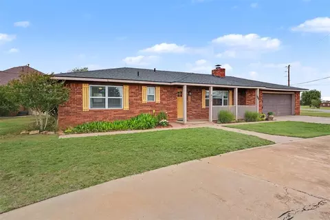 633 E Benton Ave, Sayre, OK 73662