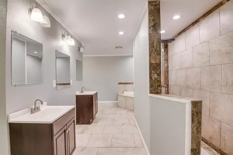 Bath - 331743 E 1020 Rd, Harrah, OK 73045 photo 3 of 6