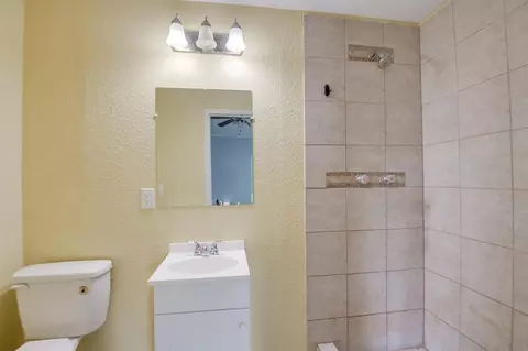 Bath - 331743 E 1020 Rd, Harrah, OK 73045 photo 2 of 6