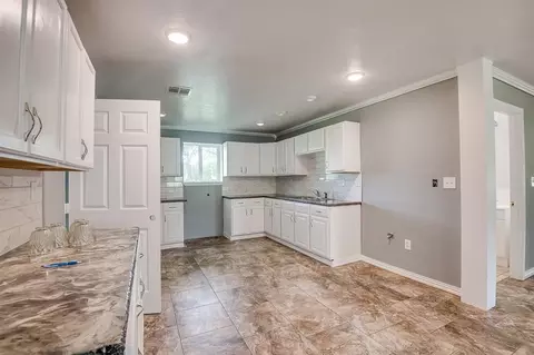 Kitchen - 331743 E 1020 Rd, Harrah, OK 73045 photo 1 of 1
