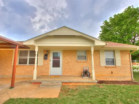 901 NW 1st St, Moore, OK 73160