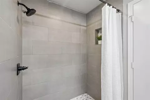 Bath - 13100 Red Eagle Pass, Edmond, OK 73013 photo 5 of 6