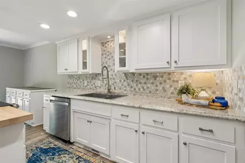 Kitchen - 13100 Red Eagle Pass, Edmond, OK 73013 photo 3 of 5