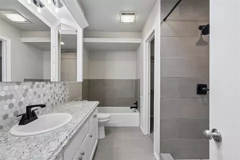 Bath - 13100 Red Eagle Pass, Edmond, OK 73013 photo 3 of 6