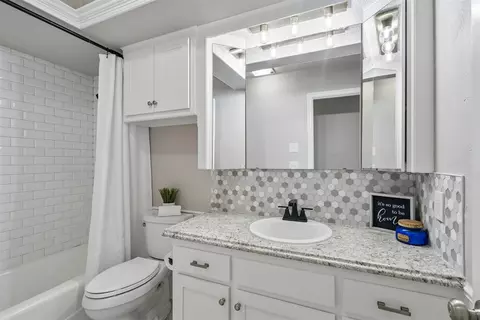 Bath - 13100 Red Eagle Pass, Edmond, OK 73013 photo 1 of 6