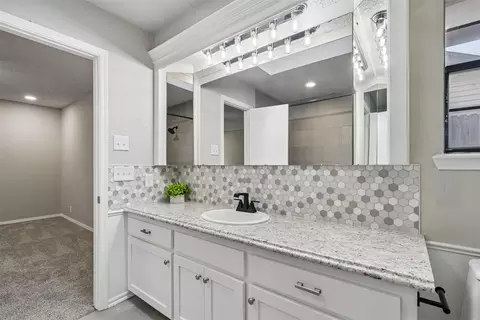 Bath - 13100 Red Eagle Pass, Edmond, OK 73013 photo 4 of 6